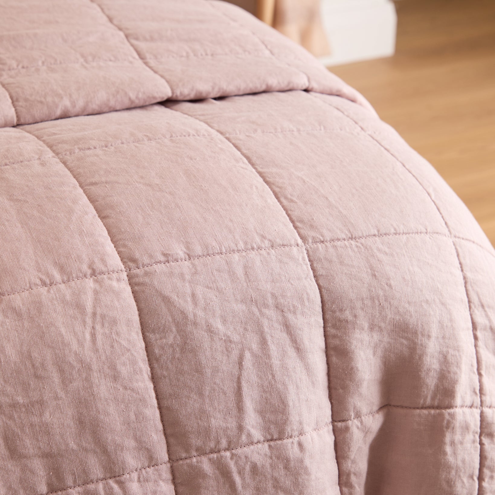 Foxford Blush Pink Linen Quilt - Image 3