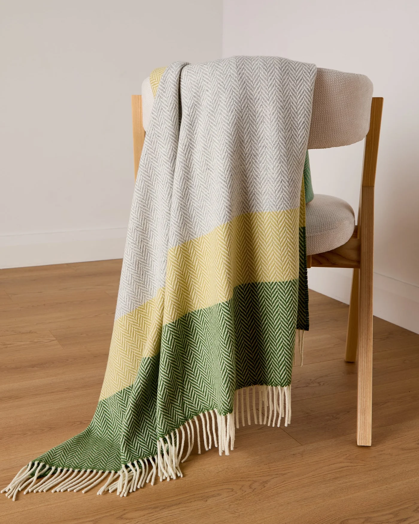 Foxford Garavogue Cashmere and Lambswool Throw - Image 5
