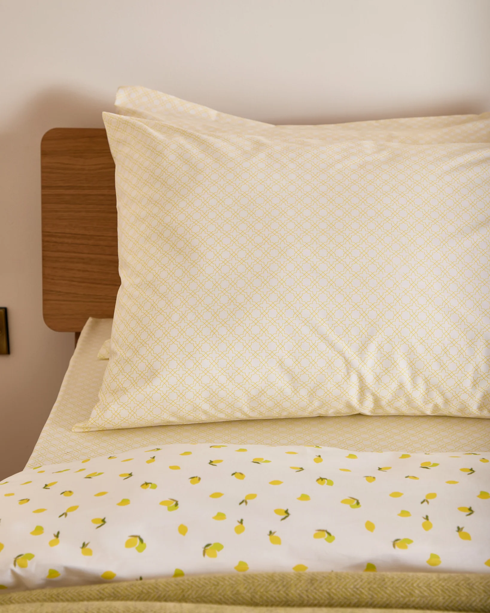 Foxford Lemon Trellis Pillowcase Set - Image 2