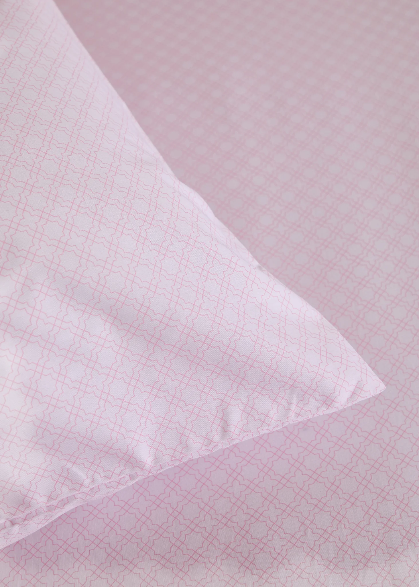 Foxford Pink Trellis Pillowcase Set - Image 2
