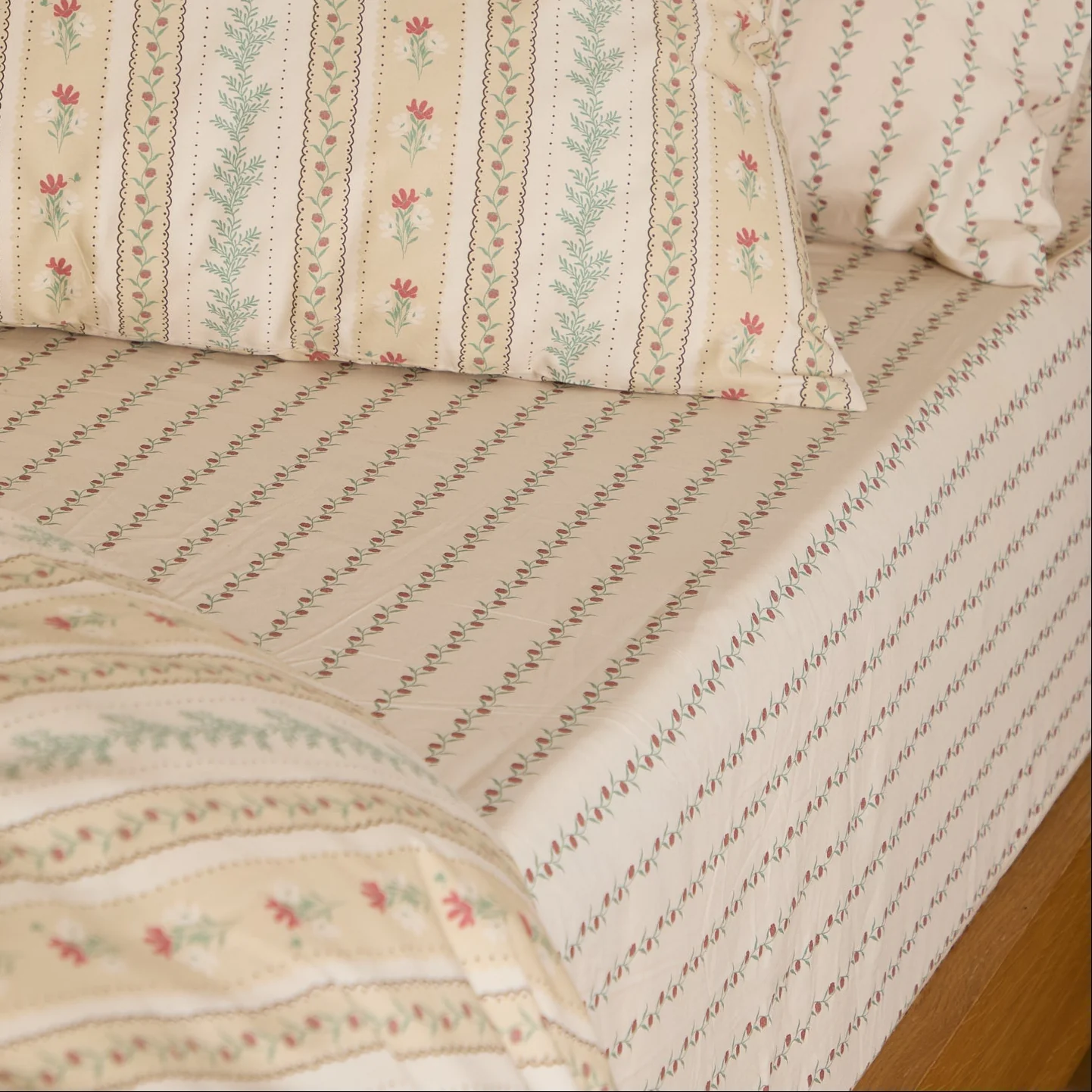 Foxford Rose Fitted Sheet - Image 3