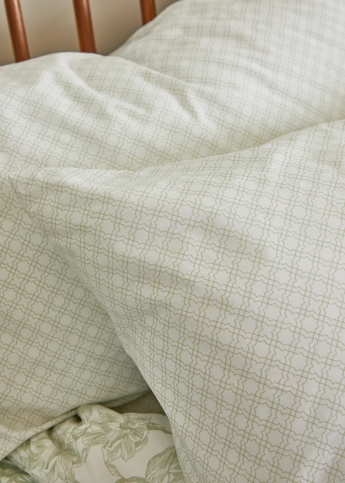 Foxford Sage Trellis Pillowcase Set - Image 2